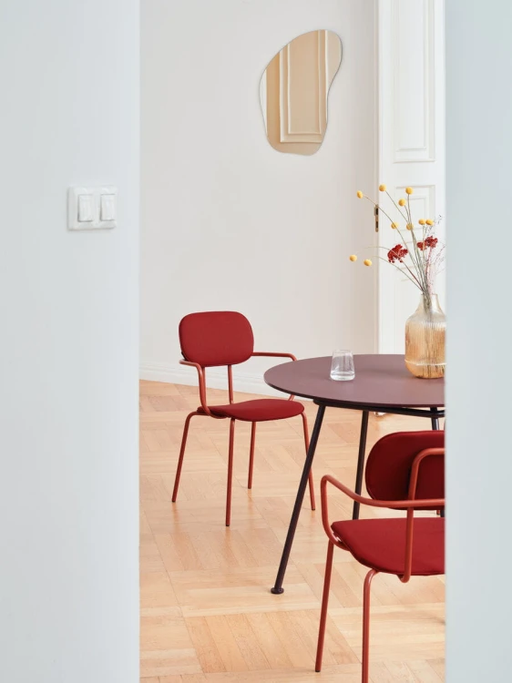 new_school_chair_mdd_g64171_m028ral0404040_new_school_table_burgundy_linoleum_m013ral3007_male_4.jpg