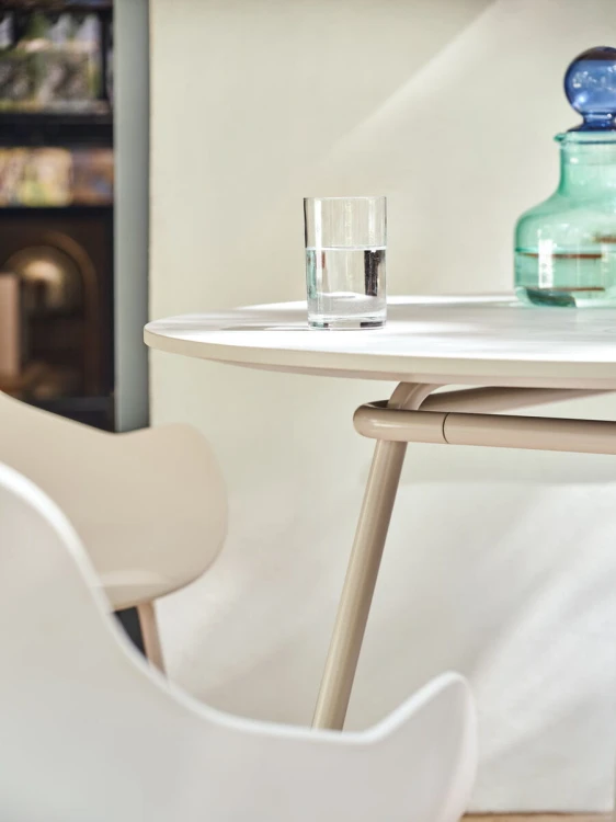table_new_school_m010ral7044_sating_baltic_chair_m015ral9010_2_male.jpg