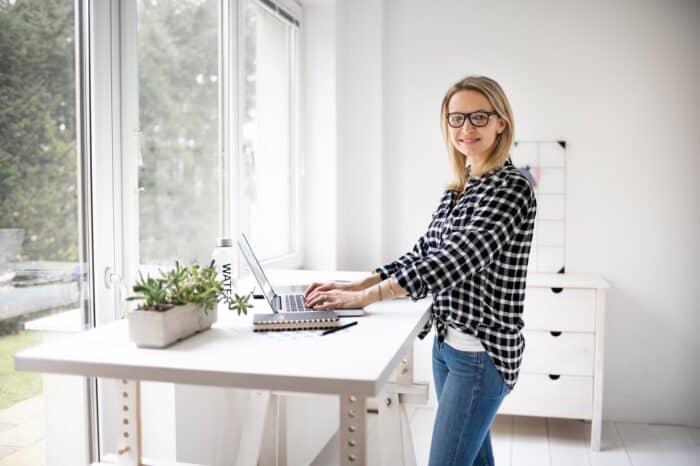 Biurko elektryczne – praca w pozycji siedzącej i stojącej