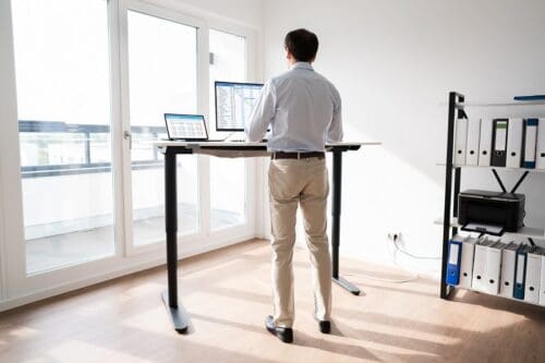 Funkcjonalne i prozdrowotne zalety biurka sit stand